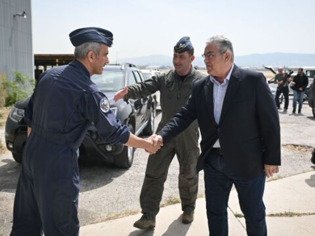 Δημήτρης Κουτσούμπας: Επίσκεψη στην 112 Πτέρυγα Μάχης στην Αεροπορική Βάση Ελευσίνας – “Χρειάζεται να ανα
