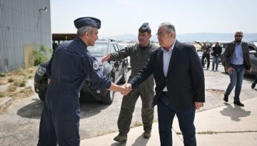 Δημήτρης Κουτσούμπας: Επίσκεψη στην 112 Πτέρυγα Μάχης στην Αεροπορική Βάση Ελευσίνας – “Χρειάζεται να ανα