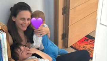 Έφη Αχτσιόγλου για γιορτή της μητέρας: “Δεν χρειάζονται μόνο λόγια συμπάθειας μία φορά τον χρόνο” –