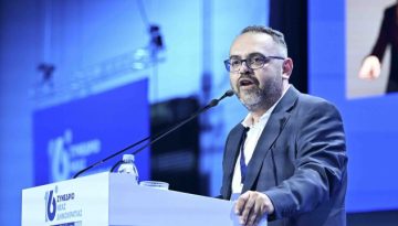 Η συγκινητική αναφορά του Χάρη Χατζηχαραλάμπους στον Γιώργο Μυλωνάκη από το συνέδριο της ΝΔ: “Με τη βοήθε