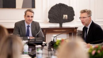 Η σύσκεψη υπό τον Μητσοτάκη με θέμα την πρόωρη προσφυγή στις κάλπες και η εισήγηση Σκέρτσου για “θεσμική&