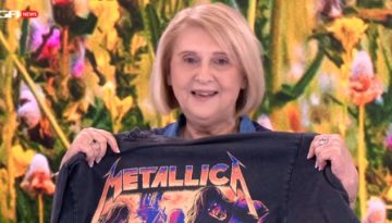Η Σοφία Βούλτεψη “φόρεσε” τελικά μπλούζα Metallica – “Τώρα βγάλτε κανονική φωτογραφία” (Βί