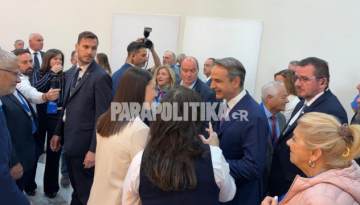 Με χαμόγελα η άφιξη Μητσοτάκη στο Metropolitan Expo: “Περιμένουμε να κλείσει ένα πολύ ωραίο συνέδριο&quot