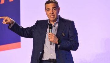 Μεγάλο άγχος στο ΠΑΣΟΚ για την επιστροφή Τσίπρα: Κατά μέτωπο επίθεση από το “πουλέν Μητσοτάκη” έως τ
