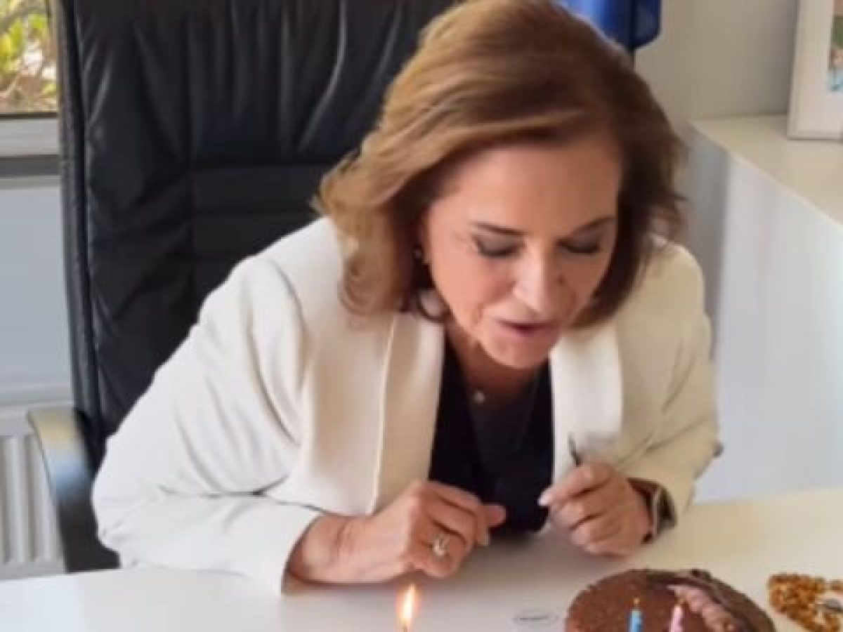 Ντόρα Μπακογιάννη: Έσβησε κεράκια για τα γενέθλιά της με χιουμοριστικό σχόλιο για “σσσοκολατάκι” (Βί