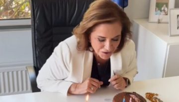 Ντόρα Μπακογιάννη: Έσβησε κεράκια για τα γενέθλιά της με χιουμοριστικό σχόλιο για “σσσοκολατάκι” (Βί