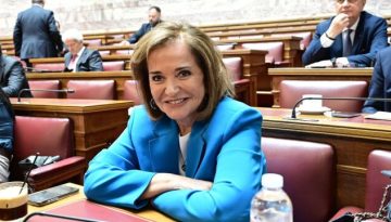 Ντόρα Μπακογιάννη: “Μετάνιωσα που δεν έκανα άλλα δύο παιδιά. Όταν κάνεις όνειρα, ο Θεός γελάει” – &q