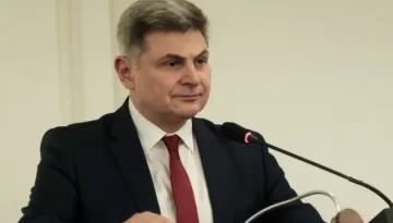 Ο Νικόλας Φαραντούρης απαντά γιατί προσχώρησε στο ΠΑΣΟΚ: “Είναι ο μόνος συγκροτημένος έτερος πόλος στον Μ