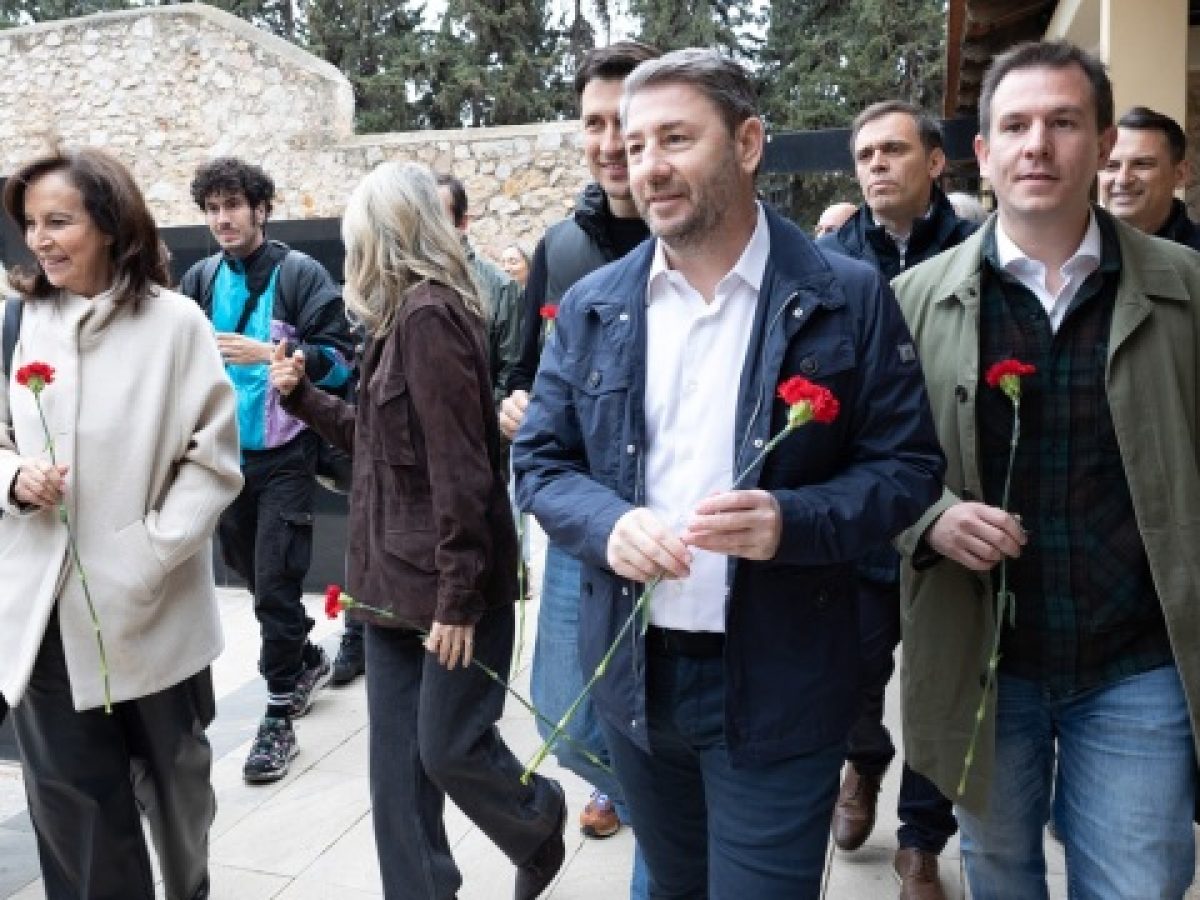 Ο Άδωνις τρολάρει Ανδρουλάκη για το κόκκινο γαρύφαλλο στην Καισαριανή – “Η έλευση του κόμματος Τσίπρα έχε