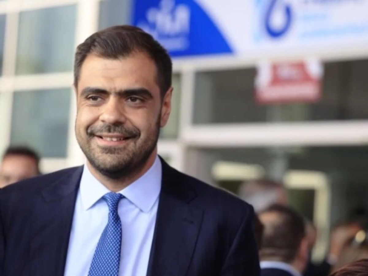 Παύλος Μαρινάκης: Έβγαλε τη γραβάτα, έπιασε την “πορτοκαλί θεά” και μίλησε για την ευρωλίγκα – Σε πο