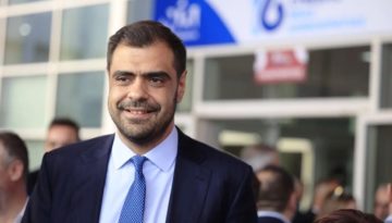 Παύλος Μαρινάκης: Έβγαλε τη γραβάτα, έπιασε την “πορτοκαλί θεά” και μίλησε για την ευρωλίγκα – Σε πο