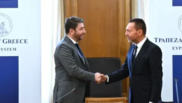 Άνω-κάτω το ΠΑΣΟΚ για το “παρών” στον Στουρνάρα – Ηχηρή διαφωνία από στελέχη και στενούς συνεργάτες