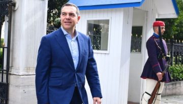 Αλέξης Τσίπρας: Χαμόγελα στην Αμαλίας για την άνοδο στις δημοσκοπήσεις, “ακόμα καταγράφεται η σκιά του&qu