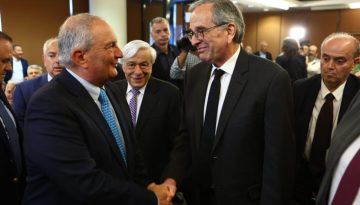Αιχμές Καραμανλή κατά της κυβέρνησης για θεσμούς και «ήρεμα νερά», παρόντος του Σαμαρά