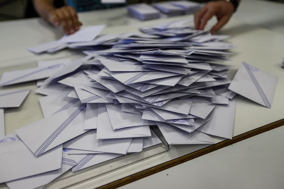 ekloges-se-enan-giro-dichasmeni