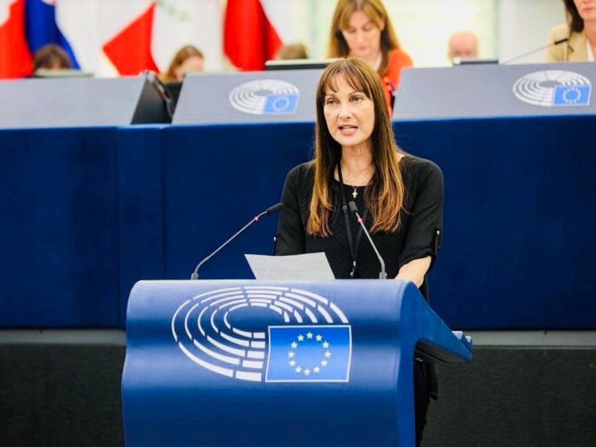 Ελενα Κουντουρά: Η τεχνητή νοημοσύνη εξελίσσεται ραγδαία, αλλά μαζί της εξελίσσονται και οι κίνδυνοι