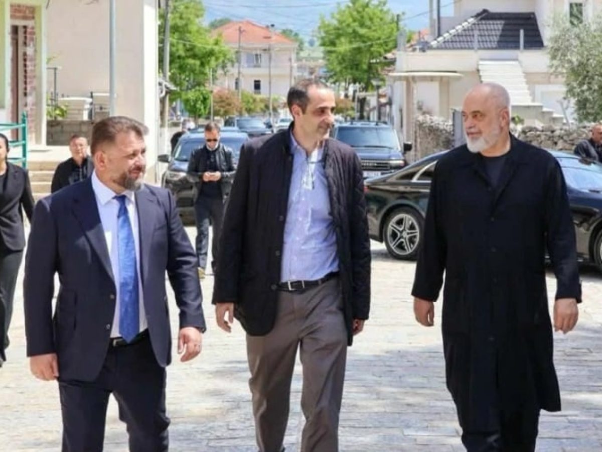Εντι Ράμα – Γρ. Δημητριάδης στην προτομή του Κων. Μητσοτάκη στη Δερβιτσάνη