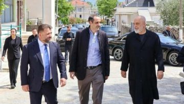 Εντι Ράμα – Γρ. Δημητριάδης στην προτομή του Κων. Μητσοτάκη στη Δερβιτσάνη