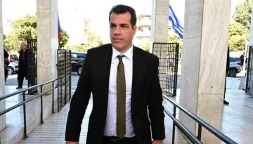 Εντολή Πλεύρη για ανάκληση αδειών διαμονής σε αλλοδαπούς που κατηγορούνται για επιθέσεις σε Σύμη και Κηφισιά