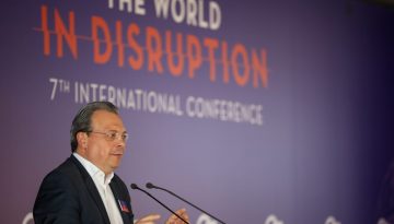 Φάμελλος: «Δεν υπάρχει περιθώριο συναίνεσης με το καθεστώς Μητσοτάκη» – Πρόταση για αναστολή ΦΠΑ και επιστροφή 13ης σύντα