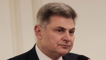 Φαραντούρης: «Ο ΣΥΡΙΖΑ άλλαξε 3 αρχηγούς, εγώ δεν άλλαξα τις θέσεις μου»