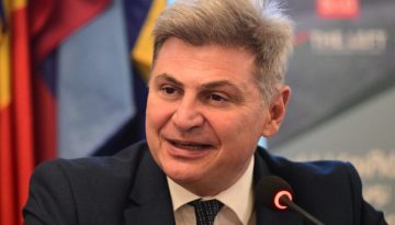 Φαραντούρης: «Όλοι με καλοδέχτηκαν στο ΠΑΣΟΚ, η κ. Γιαννακοπούλου δεν αναφερόταν σε εμένα»
