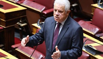 «Γαλάζιες σκιές» για τη διπλή απουσία Βλάχου