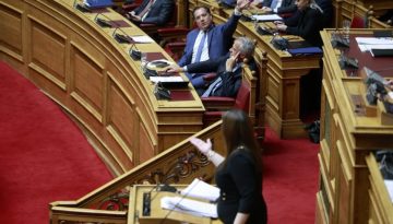 «Γυαλιά – καρφιά» η Ολομέλεια: Μετωπική Κωνσταντοπούλου με ΝΔ και Άδωνη – «Είσαι φασίστας»