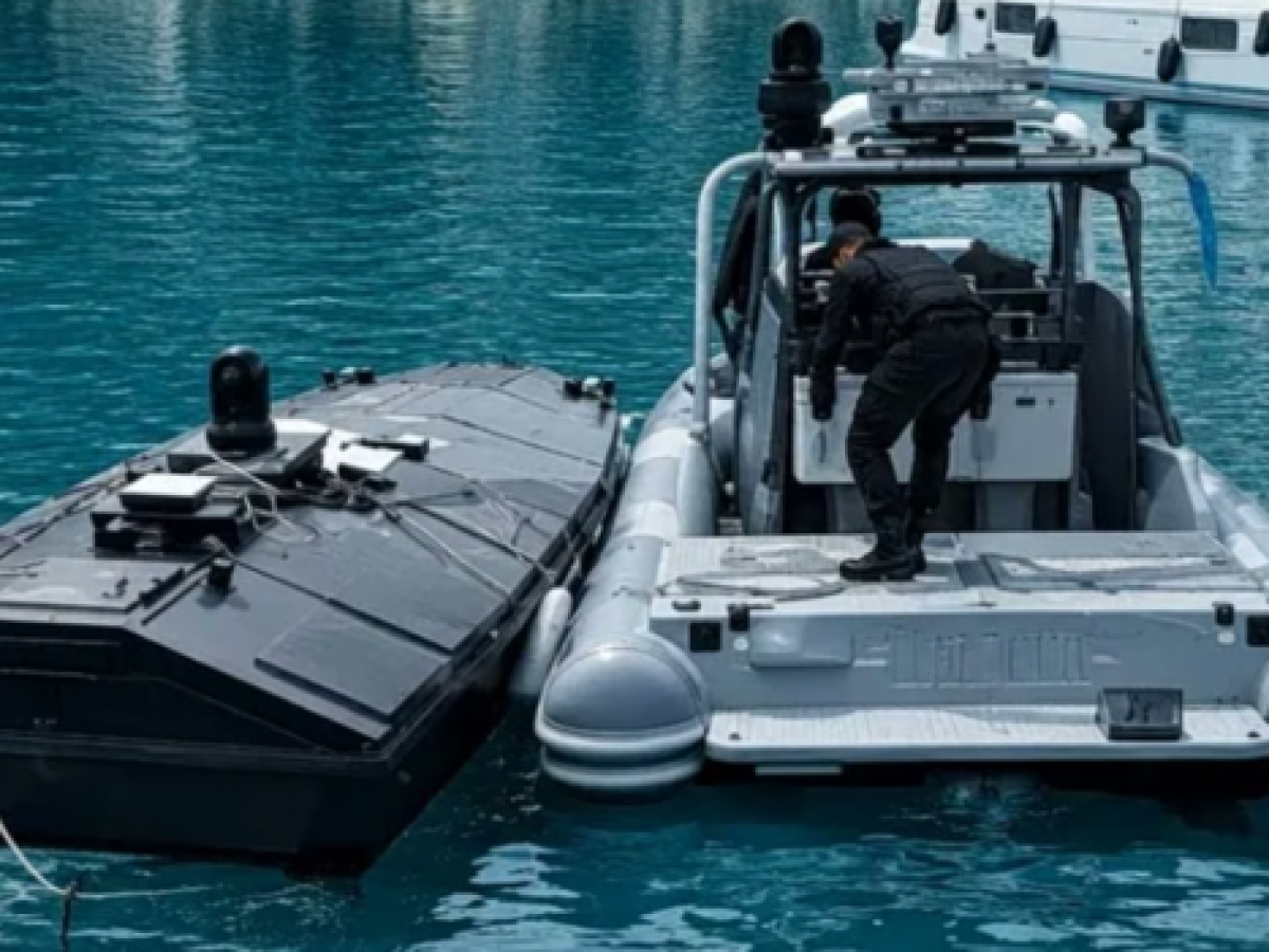 &Omicron;&iota; &delta;&iota;&pi;&lambda;&omega;&mu;&alpha;&tau;&iota;&kappa;έ&sigmaf; &kappa;&iota;&nu;ή&sigma;&epsilon;&iota;&sigmaf; &tau;&eta;&sigmaf; &Alpha;&theta;ή&nu;&alpha;&sigmaf; &gamma;&iota;&alpha; &tau;&omicron; &theta;&alpha;&lambda;ά&sigma;&sigma;&iota;&omicron; drone &ndash; &Mu;&pi;&omicron;&rho;&epsilon;ί &eta; &Epsilon;&lambda;&lambda;ά&delta;&alpha; &nu;&alpha; &alpha;&nu;&tau;&iota;&gamma;&rho;ά&psi;&epsilon;&iota; &tau;&omicron; &omicron;&upsilon;&kappa;&rho;&alpha;&nu;&iota;&kappa;ό USV;