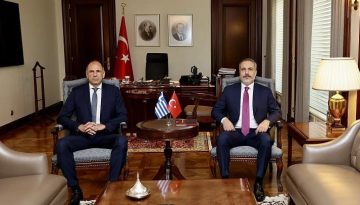 Η «έντονη διπλωματική κινητικότητα»  σέρνει τη χώρα σε επικίνδυνους ανταγωνισμούς