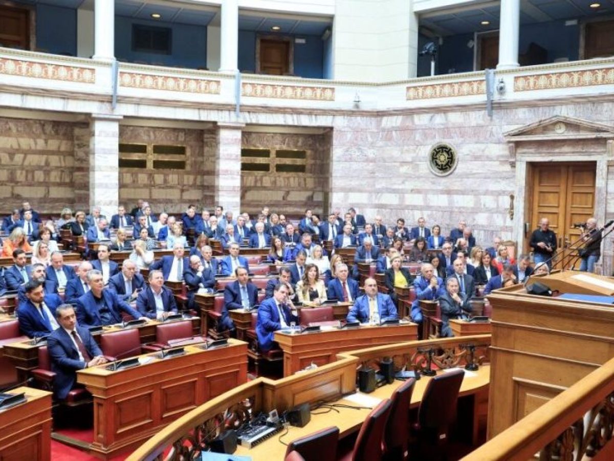 Η «εξέγερση» των βουλευτών κατέληξε σε «λιβανιστήρια» για τον Κ. Μητσοτάκη