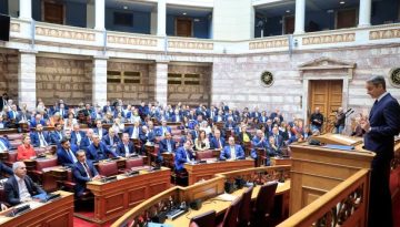 Η «εξέγερση» των βουλευτών κατέληξε σε «λιβανιστήρια» για τον Κ. Μητσοτάκη