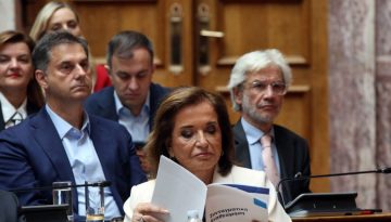 Η ΚΟ της ΝΔ σε φωτογραφίες: Η μελετηρή Ντόρα Μπακογιάννη, οι αγκαλιές της Ειρήνης Αγαπηδάκη και τα γέλια πριν τα «καρφιά»