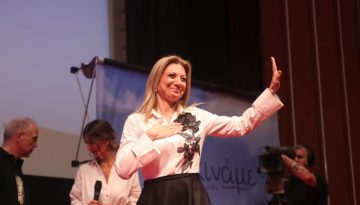 Η Μαρία Καρυστιανού, η Ελπίδα της Δημοκρατίας, η διακήρυξη 20 σημείων και το σόου από Αυγερινό και Μουτσάτσου