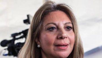 Η Μαρία Καρυστιανού προαναγγέλλει κόμμα μέσα στον Μάιο και καταγγέλλει προσπάθειες εξαγοράς