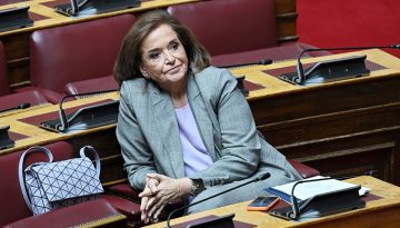 Η Ντόρα δεν έπεισε τον Καραμανλή για το συνέδριο