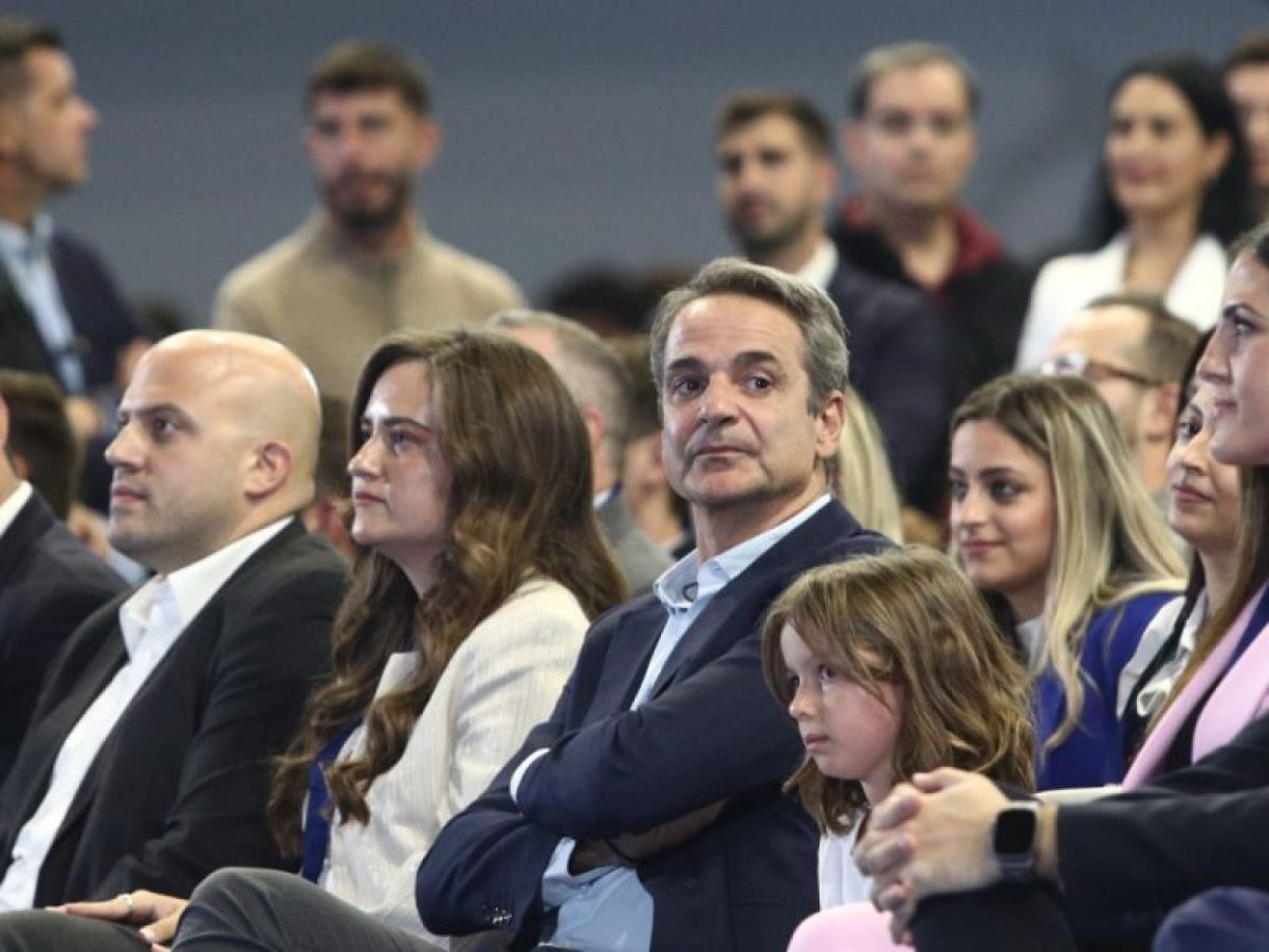 Η στρατηγική του Μαξίμου για να απορροφηθούν οι κραδασμοί και οι πιέσεις πριν από το συνέδριο της ΝΔ