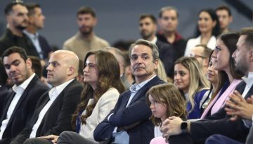 Η στρατηγική του Μαξίμου για να απορροφηθούν οι κραδασμοί και οι πιέσεις πριν από το συνέδριο της ΝΔ