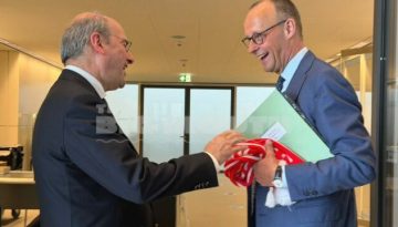Η τυχαία συνάντηση Χατζηδάκη και Μερτς στους διαδρόμους του γερμανικού Κοινοβουλίου και το κόκκινο κασκόλ που δημιούργησε