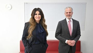 Η Αμερικανίδα πρέσβειρα Κίμπερλι Γκίλφοϊλ στην ΕΡΤ