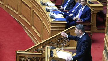 Υποκλοπές: Καταθέτει πρόταση δυσπιστίας το ΠΑΣΟΚ; – Τα διλήμματα Ανδρουλάκη και οι διαρροές Μαξίμου