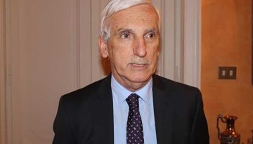 Υποκλοπές: Αμήχανος και εκτεθειμένος – η προβληματική εμφάνιση Δεμίρη στη Βουλή