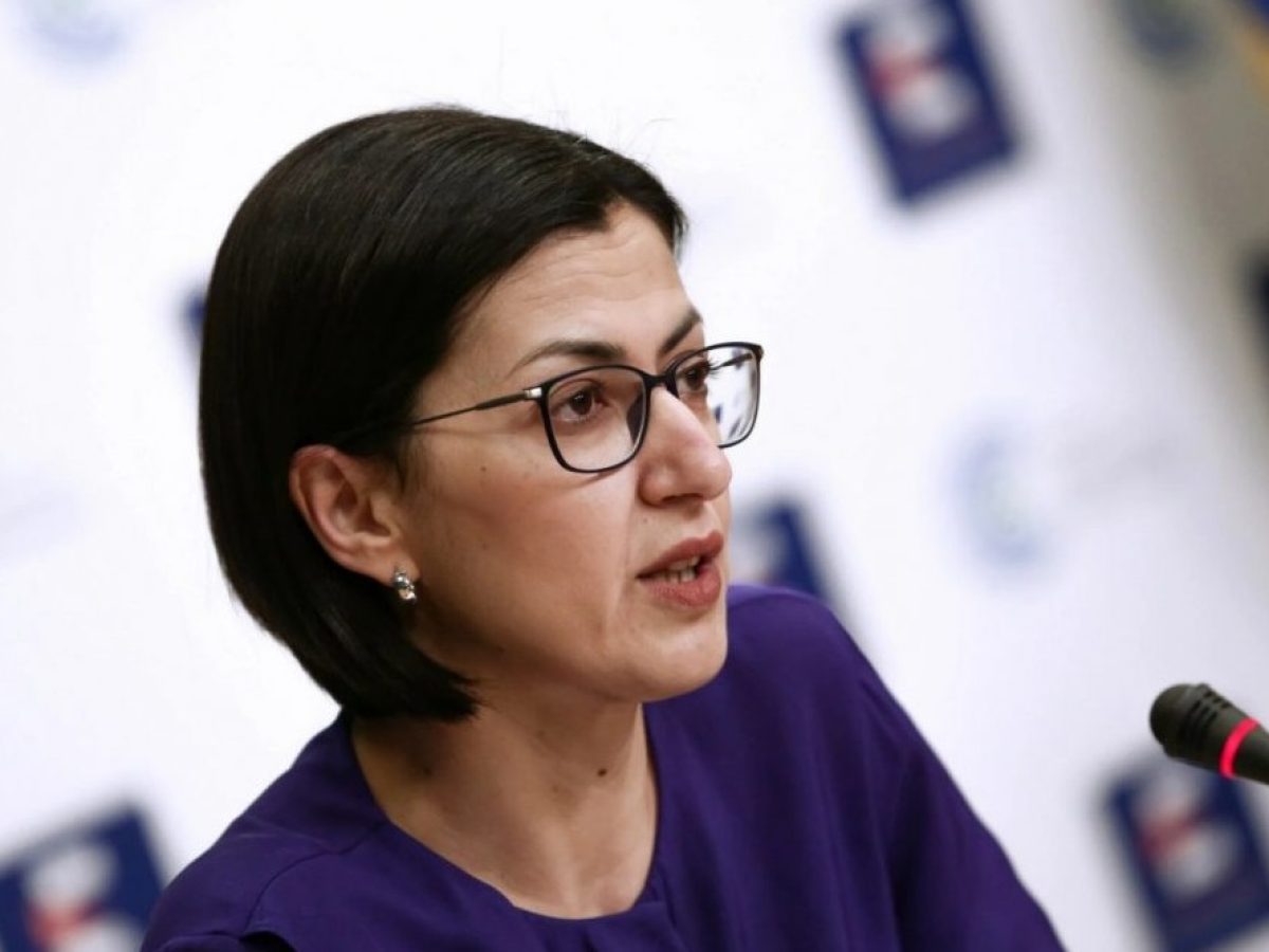 &Upsilon;&pi;&omicron;&upsilon;&rho;&gamma;&epsilon;ί&omicron; &Upsilon;&gamma;&epsilon;ί&alpha;&sigmaf; &gamma;&iota;&alpha; &Epsilon;&iota;&rho;ή&nu;&eta; &Alpha;&gamma;&alpha;&pi;&eta;&delta;ά&kappa;&eta;: &laquo;&Delta;&epsilon;&nu; &sigma;&upsilon;&nu;&tau;&rho;έ&chi;&epsilon;&iota; &kappa;&alpha;&nu;έ&nu;&alpha;&sigmaf; &lambda;ό&gamma;&omicron;&sigmaf; &alpha;&nu;&eta;&sigma;&upsilon;&chi;ί&alpha;&sigmaf;&raquo;
