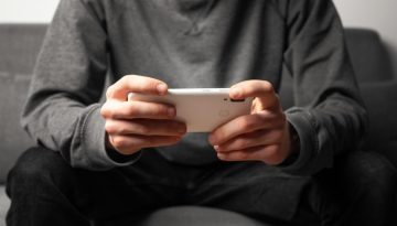 Ειρ. Αγαπηδάκη: «Παγιδευμένοι» στην οθόνη, 3 στους 4 νέους κάνουν doomscrolling