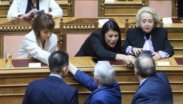 Ιστορική ομιλία Οικουμενικού Πατριάρχη Βαρθολομαίου στη Βουλή: Η παρουσία της Αφροδίτης Λατινοπούλου (Εικόνες)