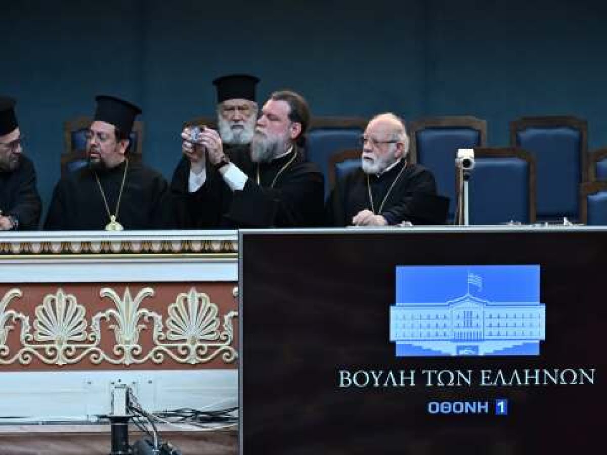 Ιστορική ομιλία Βαρθολομαίου στη Βουλή: Πλήθος κληρικών τον τίμησαν, με το κινητό του τον βιντεοσκοπούσε ο μητροπολίτης Γ