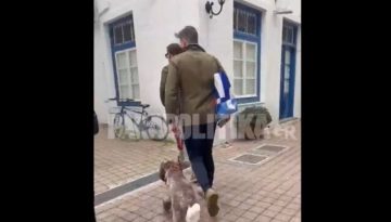 Κασσελάκης και Τάιλερ στις Σπέτσες για το τριήμερο της Πρωτομαγιάς: Η βόλτα τους στα σοκάκια του νησιού μαζί με την Φάρλι