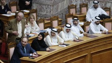 Καταριανοί με κελεμπίες εμφανίστηκαν στη Βουλή και τράβηξαν τα βλέμματα – Ποιοι ήταν (Εικόνες)