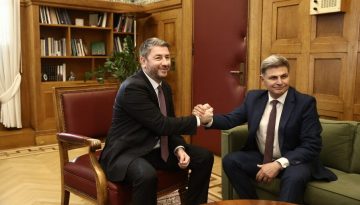 Και επισήμως στο ΠΑΣΟΚ ο Νικόλας Φαραντούρης – Συνάντηση με Ανδρουλάκη