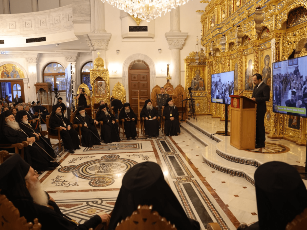 &Kappa;ύ&pi;&rho;&omicron;&sigmaf;: &Alpha;&pi;&omicron;-&iota;&epsilon;&rho;&omicron;&pi;&omicron;ί&eta;&sigma;&eta; &kappa;&alpha;&iota; &tau;&omicron;&upsilon; &Iota;&epsilon;&rho;&omicron;ύ &Beta;ή&mu;&alpha;&tau;&omicron;&sigmaf;. &Tau;&omicron; &Iota;&epsilon;&rho;ό &Beta;ή&mu;&alpha; έ&gamma;&iota;&nu;&epsilon; &delta;&eta;&mu;ό&sigma;&iota;&omicron; &beta;ή&mu;&alpha; &kappa;&alpha;&iota; &beta;&gamma;ά&zeta;&omicron;&upsilon;&nu; &lambda;ό&gamma;&omicron; &omicron;&iota; &pi;&omicron;&lambda;&iota;&tau;&iota;&kappa;&omicron;ί.. &Eta; &epsilon;&kappa;&kappa;&lambda;&eta;&sigma;ί&alpha;